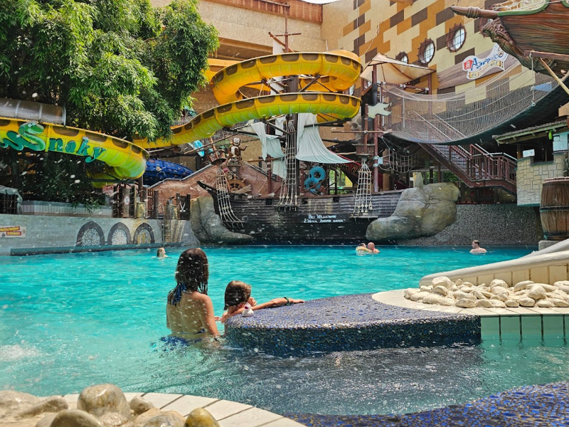 Een van de vele zwembaden en glijbanen in het waterpark van EurothermenResort Bad Schallerbach, Vitalwelt