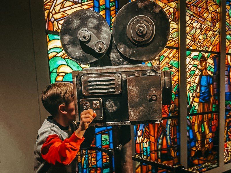 Bij het Discovery Museum leer je onder andere hoe een filmcamera werkt