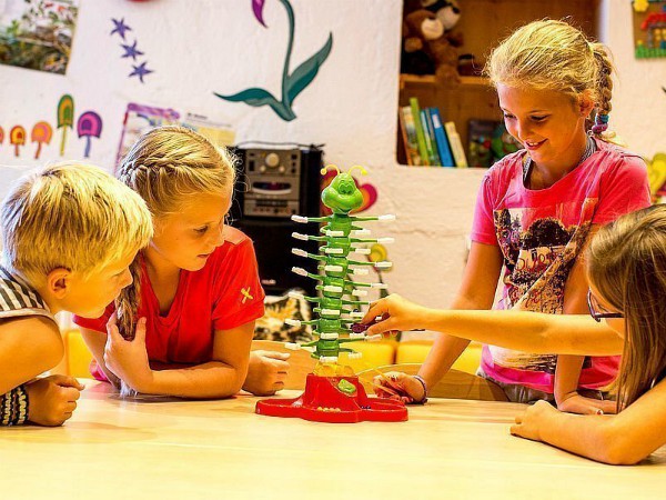 de kinderen spelen een spel bij de opvang