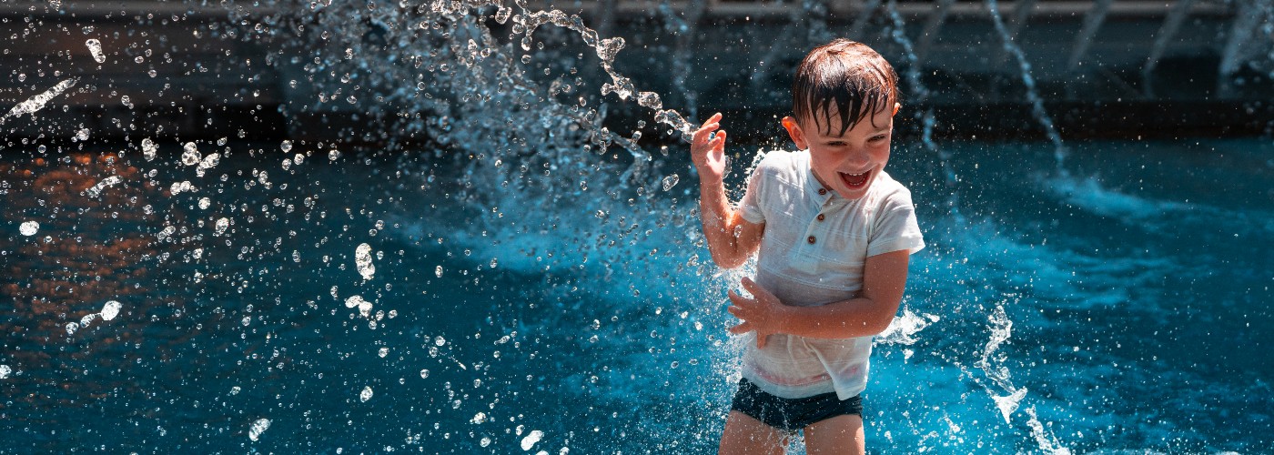 Spelen in de fontein tijdens een hete zomerdag in Belgrado