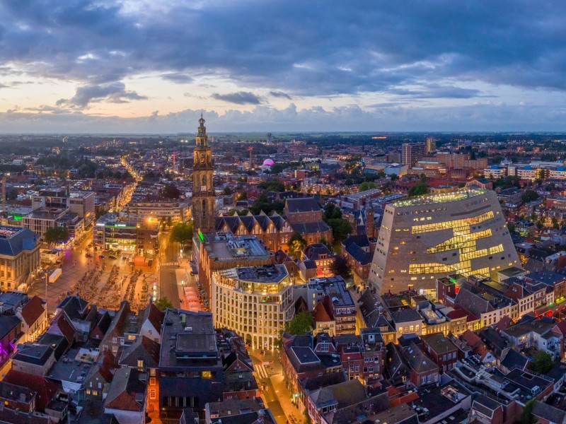 De Martinitoren en het nieuwe Forum in het centrum van de stad Groningen. Foto door Peter Wiersema, Marketing Groningen