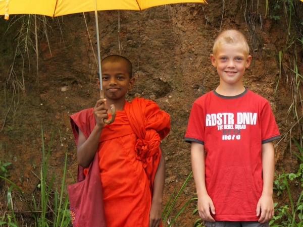 Op de foto met een kleine monnik in Sri Lanka