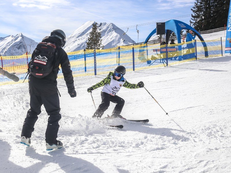 De zoon van Cindy maakt een mooie stop tijdens de wintersport in het Oostenrijkse Grossarl