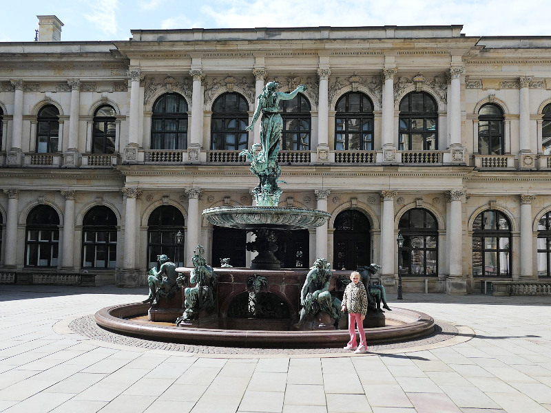 Sanne bij de fontein van het rathaus in Hamburg