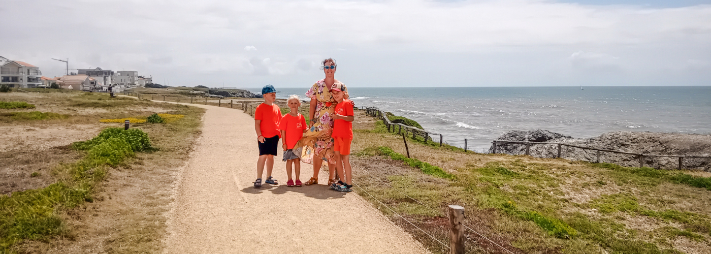 Emma en haar kinderen aan de kust van Corniche, de Franse Vendée