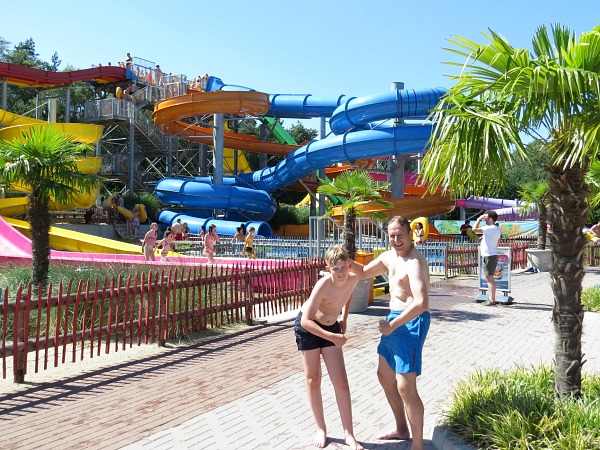 Twee binken in het waterpark bij Avonturenpark Hellendoorn