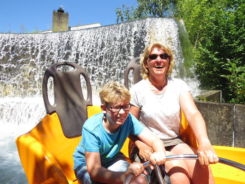 We worden nat in de wildwaterbaan van Avonturenpark Hellendoorn