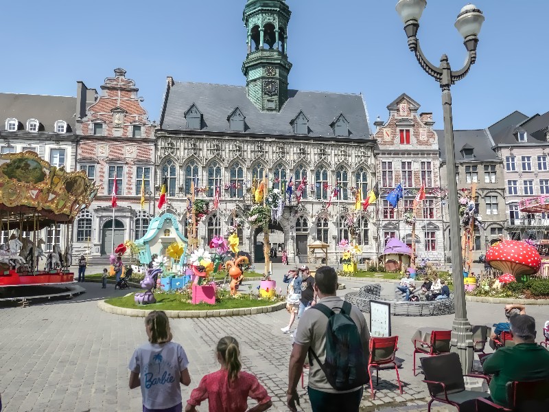 De kleurrijke markt in Bergen, of Mons in het Belgisch, in het voorjaar.