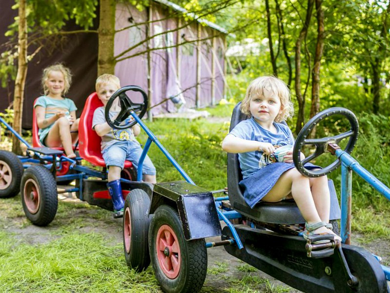 Kids met een ijsje op de skelter