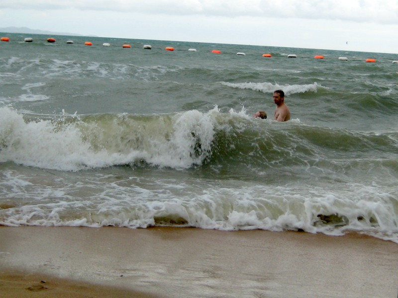 Zeb en Patrick vermaken zich in de zee