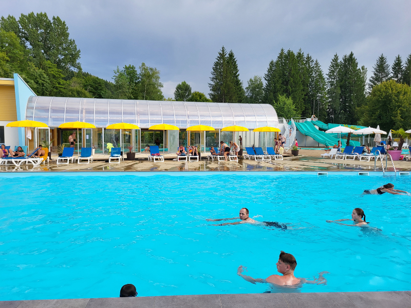 Het buitenzwembad van camping Le Fayolan in de Jura