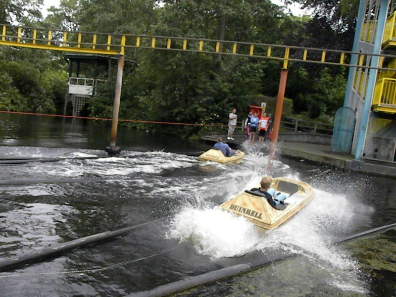 Zeb landt in het water bij de katapult