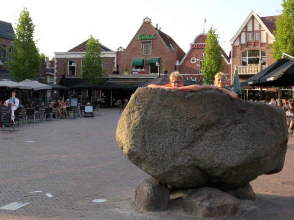 Zeb en Tycho beklimmen de kei in het centrum van Oldenzaal