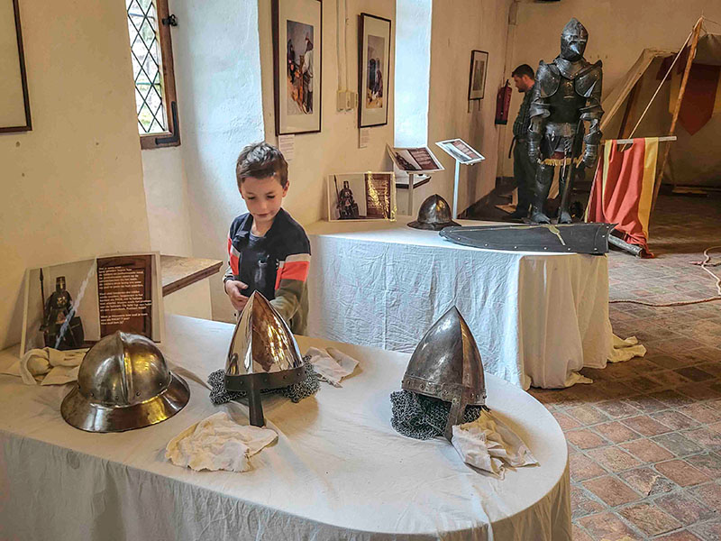 Kijken naar de middeleeuwse spullen in Kasteel Hernen