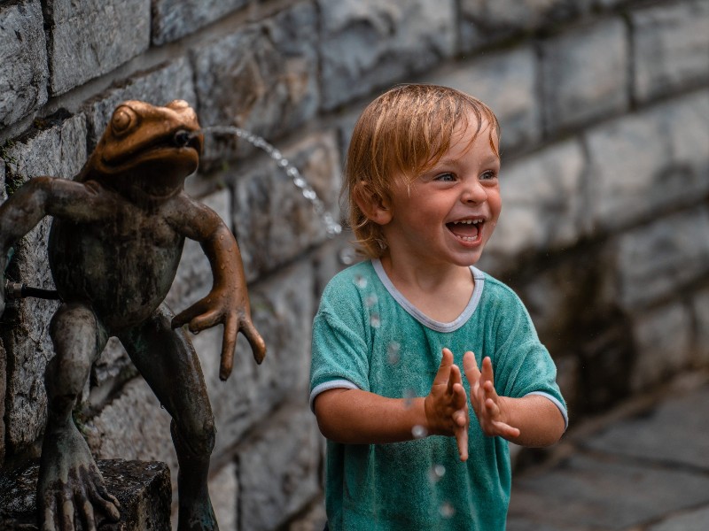 Dolle pret tijdens een waterspuwer watergevecht