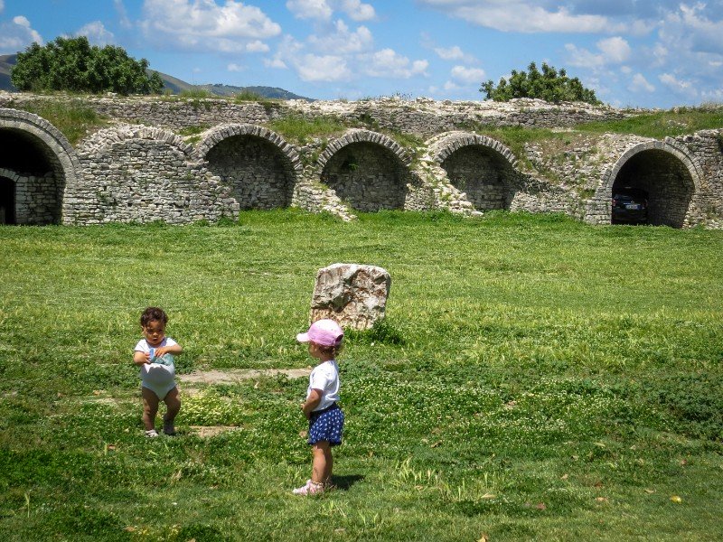 Kinderen spelen in de citadel van Berat