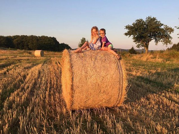 Kinderen op een hooibaal