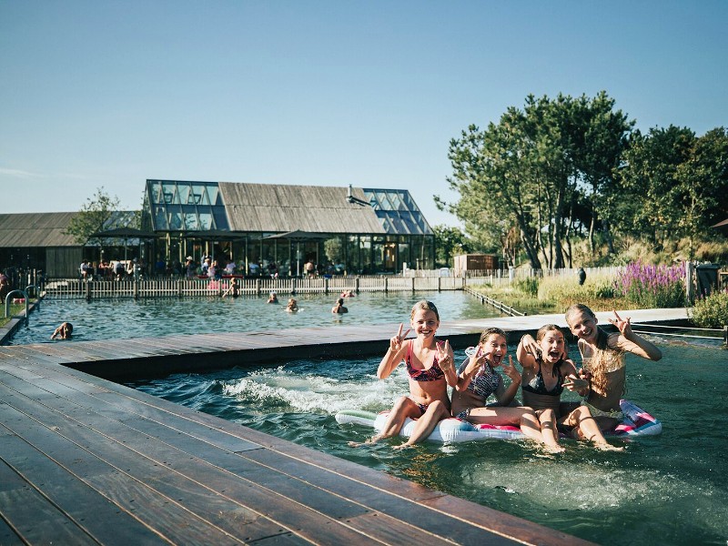 Meiden hebben plezier in het natuurbad van de Klepperstee