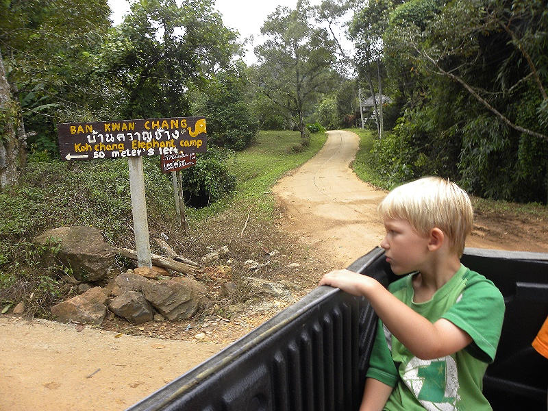 We komen aan bij Baan Kwan Chang olifantenpark.