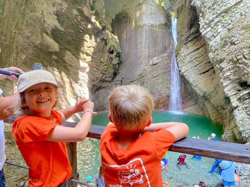 Uitzicht op de Kozjak waterval vanaf een houten plateau. In het water staan, wat veel wel doen, mag eigenlijk niet.