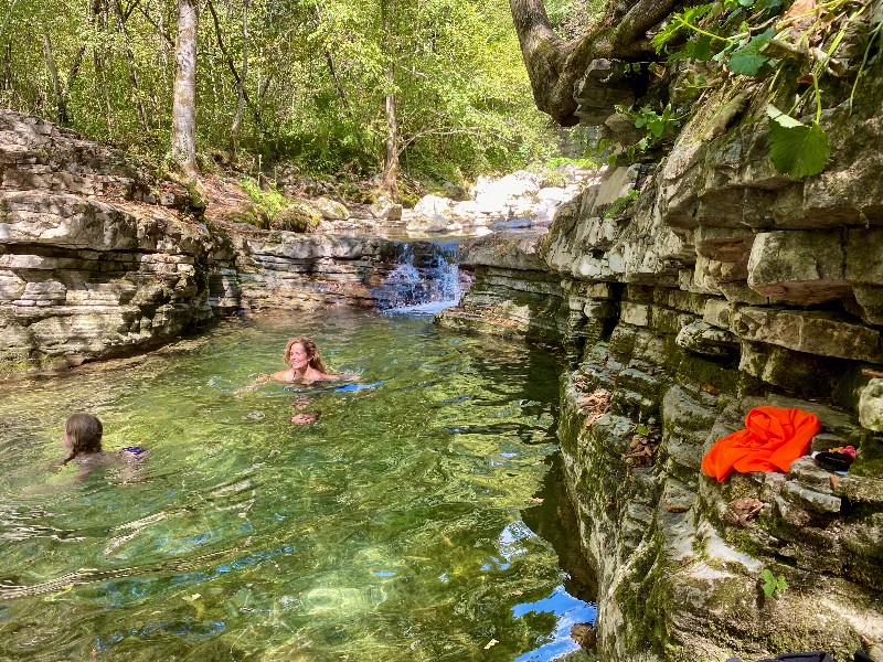 Elisabeth en haar dochter nemen een duik tijdens de wandeling naar de Kozjak waterval in de Soca Vallei