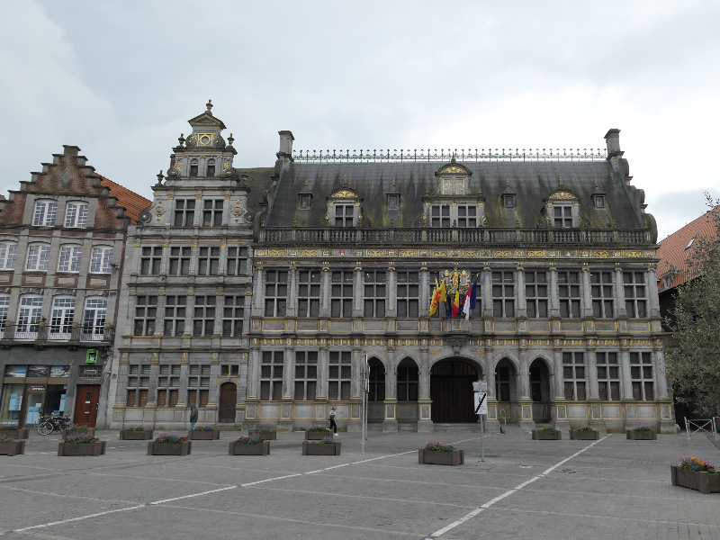 Het imposante gebouw Lakenhalle