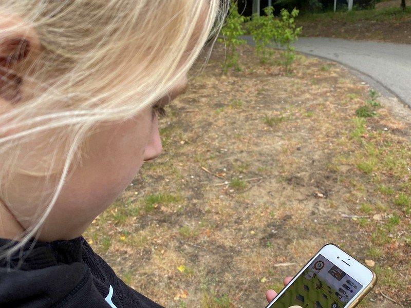 Lara ontdekt de game op de telefoon