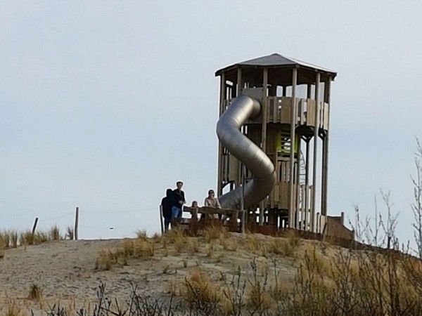 De uitzicht-/klimtoren bij Landal Ouddorp