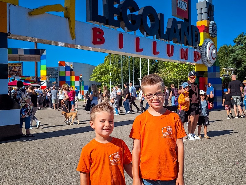 Voor de ingang van LEGOLAND®