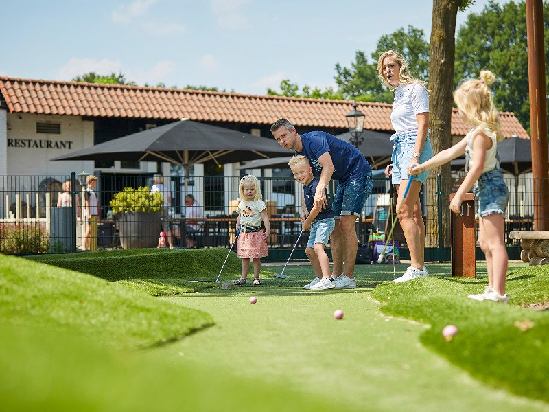 Adventure golf spelen bij de Leistert