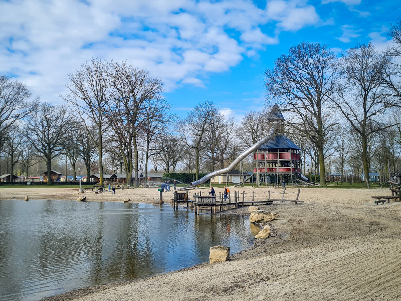 Speeltuintje aan het meer