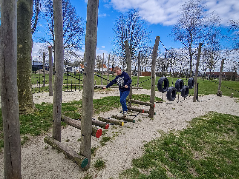 De zoon van Alma in de speeltuin