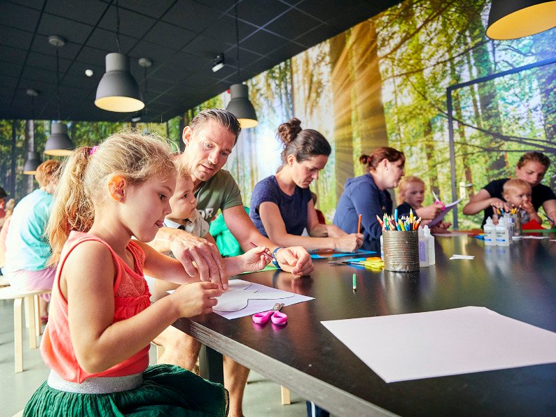 De peuters kunnen samen met de ouders knutselen in het Klushuis