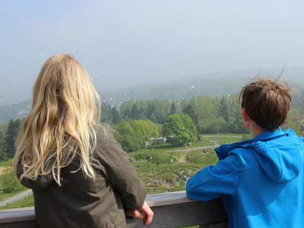 kinderen kijken naar het uitzicht vanaf de Panarbora uitkijktoren