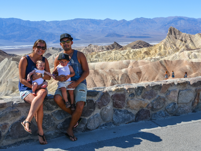 Lisette en haar gezin tijdens een roadtrip door West Amerika, hier in het warme Death Valley