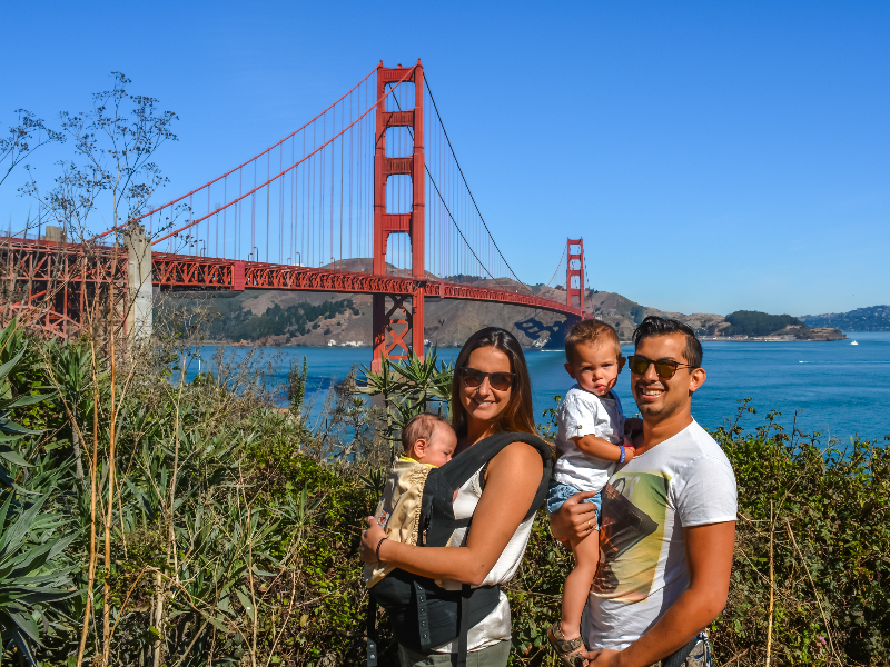 Lisette en haar gezin bij de Golden Gate Bridge in San Francisco