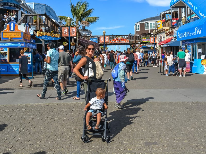 Lisette en haar kinderen in San Francisco, biji het historische Waterfront, pier 39