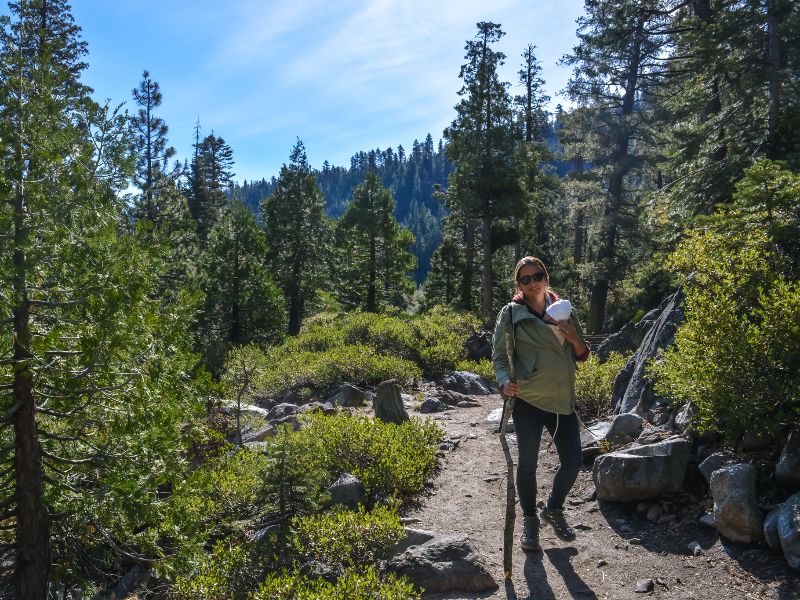 Lisdtte en haar baby tijdens een hike door bij Lake Tahoe in West Amerika