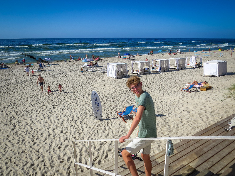 Zeb op de trap bij het strand in Litouwen