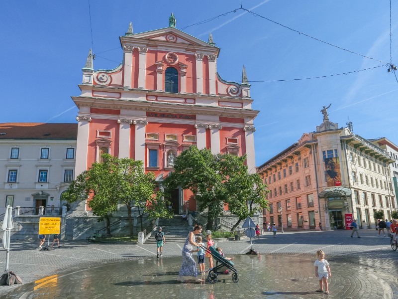 De roze Frančiškanska cerkev in het Slovense Ljublana