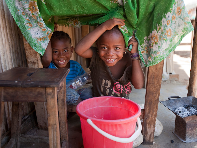 Vrolijke jongens in Madagascar