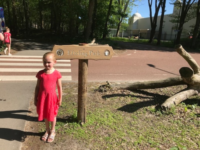 We volgen de bordjes naar de Efteling