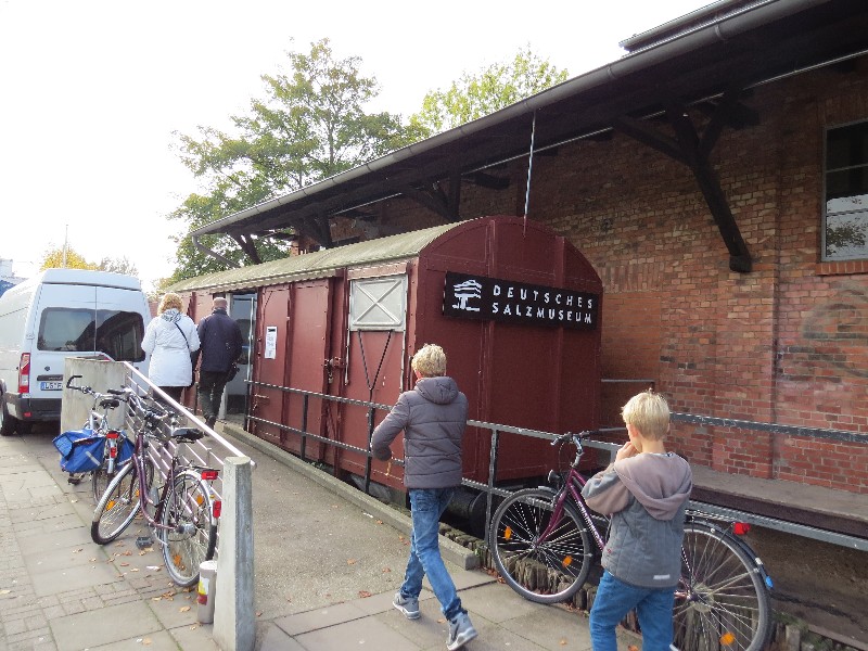 We lopen naar de trainwagon wat de ingang van het zoutmuseum is