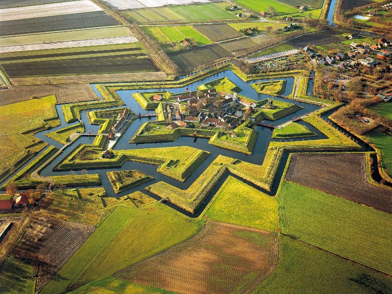 Het vestingplaatsje Bourtagne vanuit de lucht gezien. Foto door Marketing Groningen.