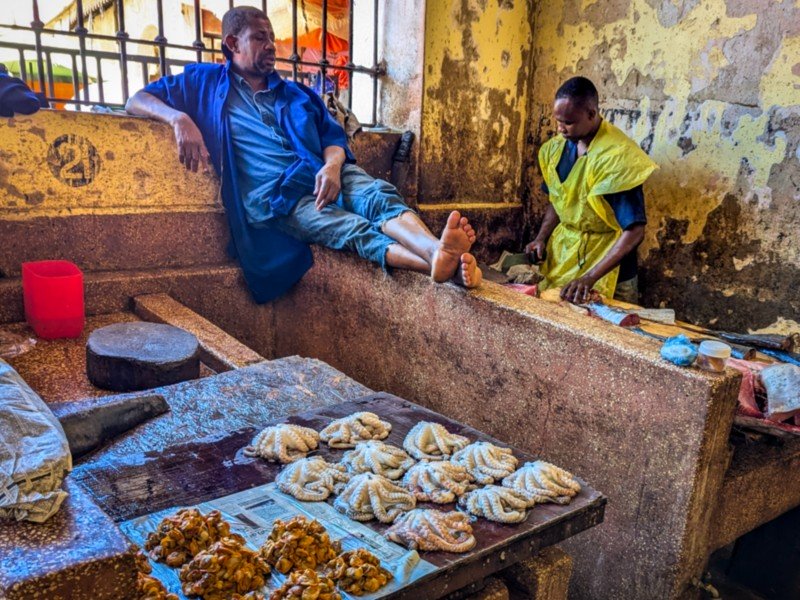 Inktvis te koop op de markt in Stone Town