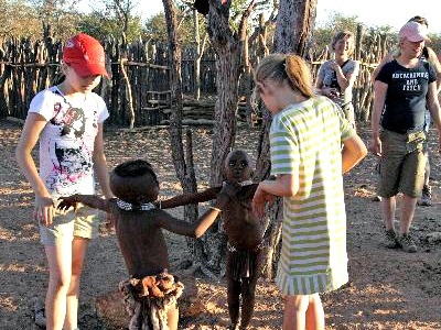 Spelen met de kinderen van de Himba stam