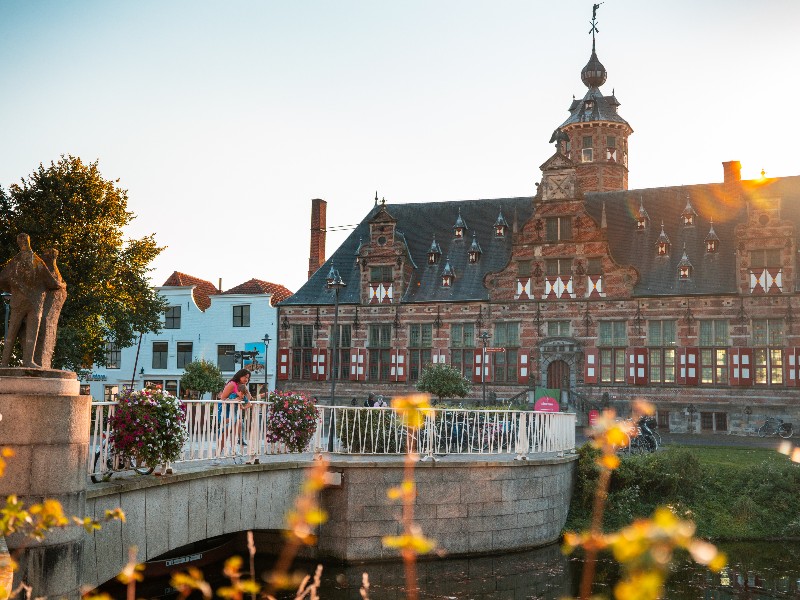 Moeder en zoon tijdens een weekenje weg in de Zeeuswe hoofdstad Middelburg