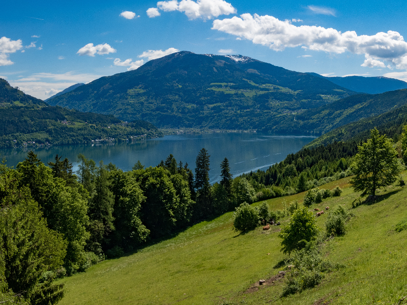 Het mooie Millstättersee meer in Karinthie, Oostenrijk