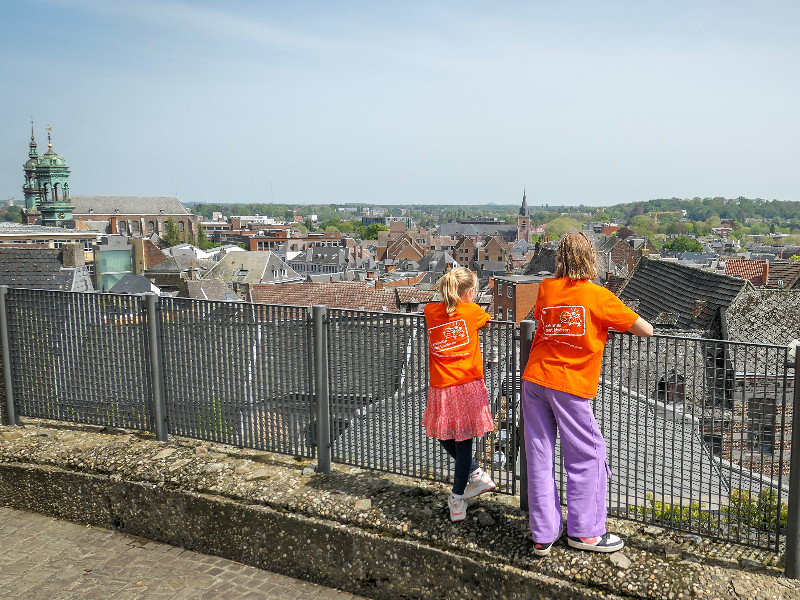 Sanne en Emma bekijken het mooie uitzicht 