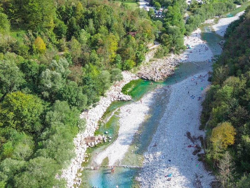 Het smaragdgroene water van de traagstromende rivier Nadiza in de Soca Vallei